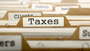 Accountant advising client on UK self-assessment and tax obligations